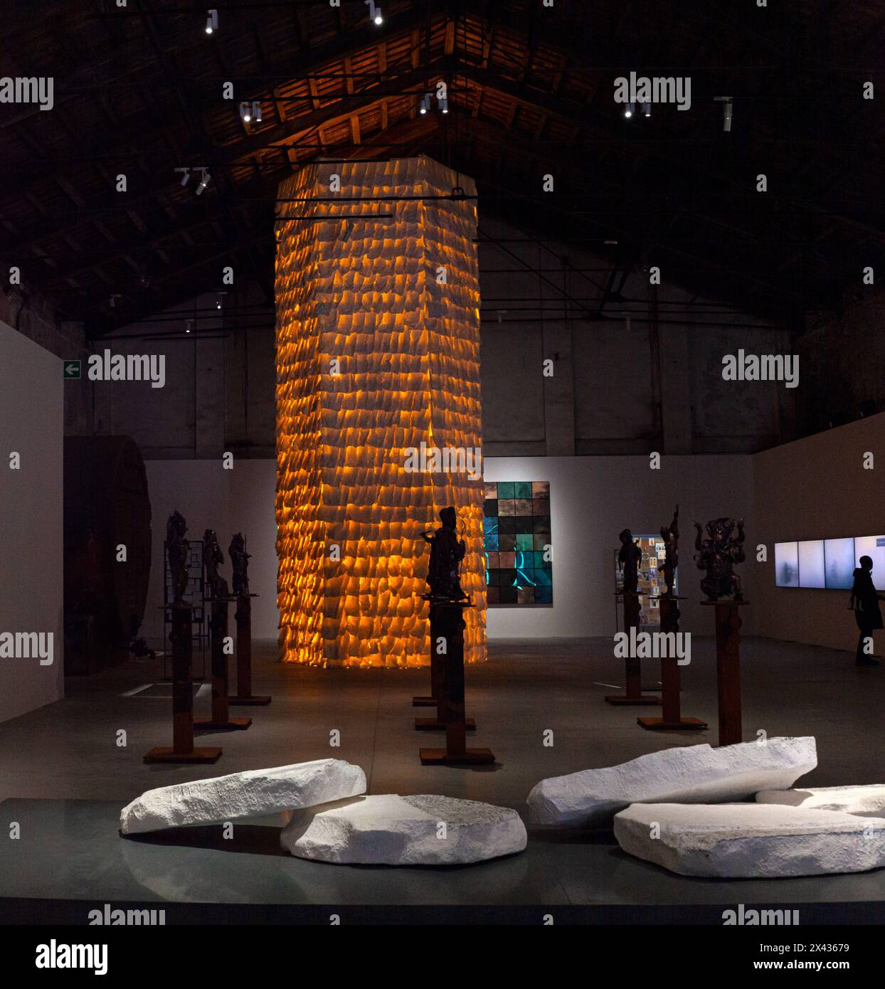 Venise, Italie - 18 avril 2024 : installation de Zhu Jinshi, intitulée Tour du Fu au Pavillon de la Chine à l'Arsenale pendant le 60ème Art International Banque D'Images