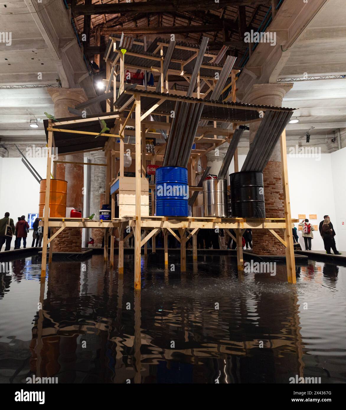 Venise, Italie - 17 avril 2024 : installation de Daniel Otero Torres intitulée Aguacero exposée à l'Arsenale lors de la 60ème exposition internationale d'Art Banque D'Images