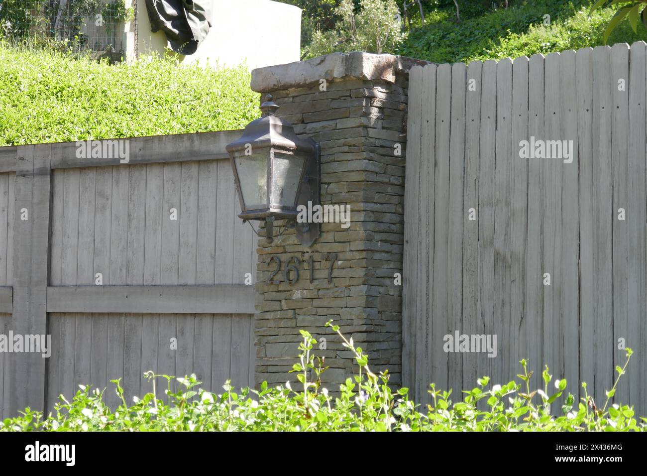 Los Angeles, Californie, USA 29 avril 2024 acteur Andrew Shue ancien domicile/maison au 2617 Outpost Drive le 29 avril 2024 à Los Angeles, Californie, USA. Photo de Barry King/Alamy Stock photo Banque D'Images