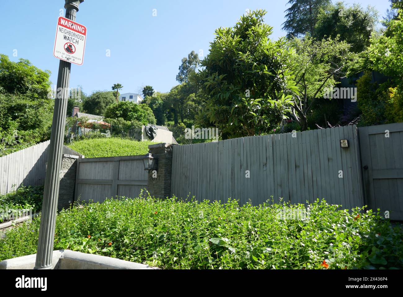 Los Angeles, Californie, USA 29 avril 2024 acteur Andrew Shue ancien domicile/maison au 2617 Outpost Drive le 29 avril 2024 à Los Angeles, Californie, USA. Photo de Barry King/Alamy Stock photo Banque D'Images