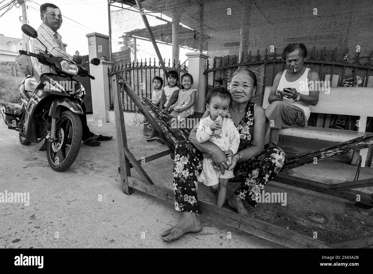 Famille avec enfants au Vietnam Banque D'Images