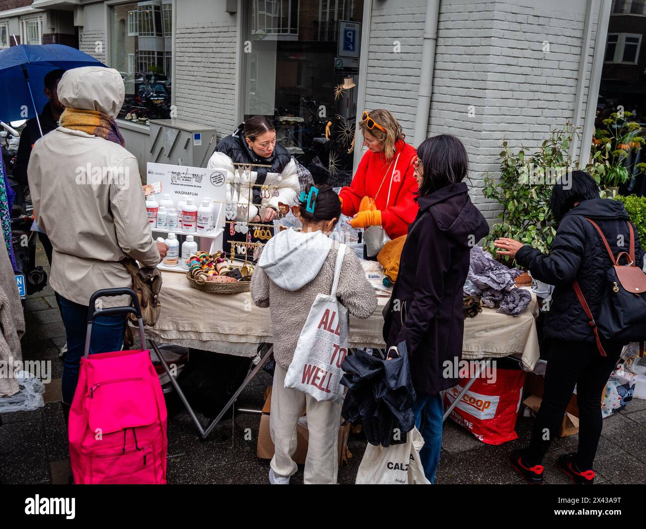 27 avril, Amsterdam. Le jour du roi est réputé pour être l'une des festivités les plus grandes et les plus colorées du pays, en particulier à Amsterdam. La ville regorge d'orange tandis que les gens apprécient la plus grande fête de rue de l'année, en profitant des marchés gratuits et en s'amusant sur les bateaux le long des canaux. Banque D'Images