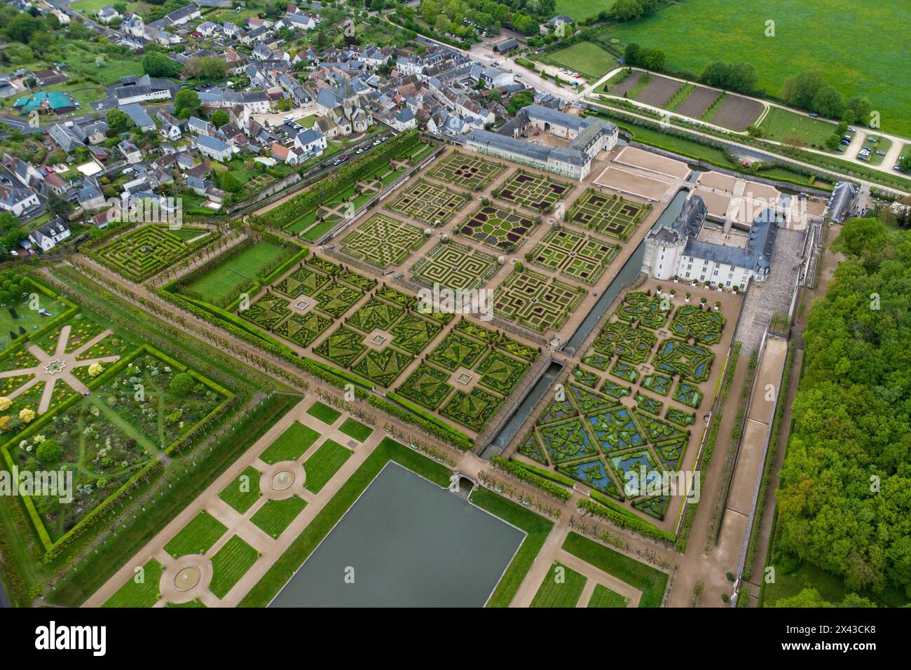 (240430) -- ORLÉANS, 30 avril 2024 (Xinhua) -- une photo de drone aérien prise le 27 avril 2024 montre la vue du château de Villandry dans la vallée de la Loire, en France. Les châteaux de la Loire font partie du patrimoine architectural des villes historiques d'Amboise, Angers, Blois, Chinon, Montsoreau, Orléans, Saumur, Tours le long de la Loire en France. Ils illustrent les idéaux Renaissance du design en France. (Xinhua/Meng Dingbo) Banque D'Images