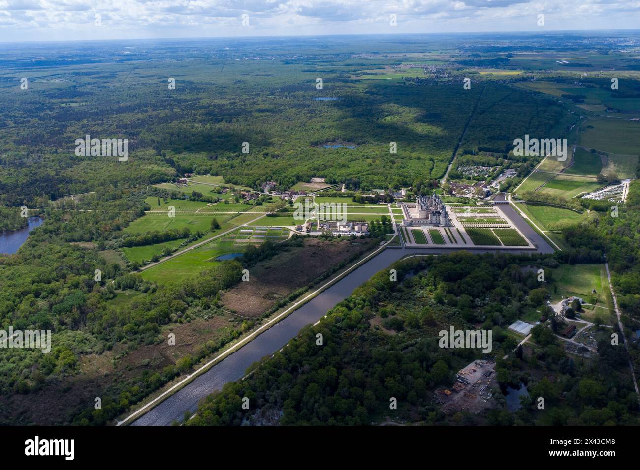 (240430) -- ORLÉANS, 30 avril 2024 (Xinhua) -- une photo prise par un drone aérien le 28 avril 2024 montre la vue du château de Chambord dans la vallée de la Loire, en France. Les châteaux de la Loire font partie du patrimoine architectural des villes historiques d'Amboise, Angers, Blois, Chinon, Montsoreau, Orléans, Saumur, Tours le long de la Loire en France. Ils illustrent les idéaux Renaissance du design en France. (Xinhua/Meng Dingbo) Banque D'Images