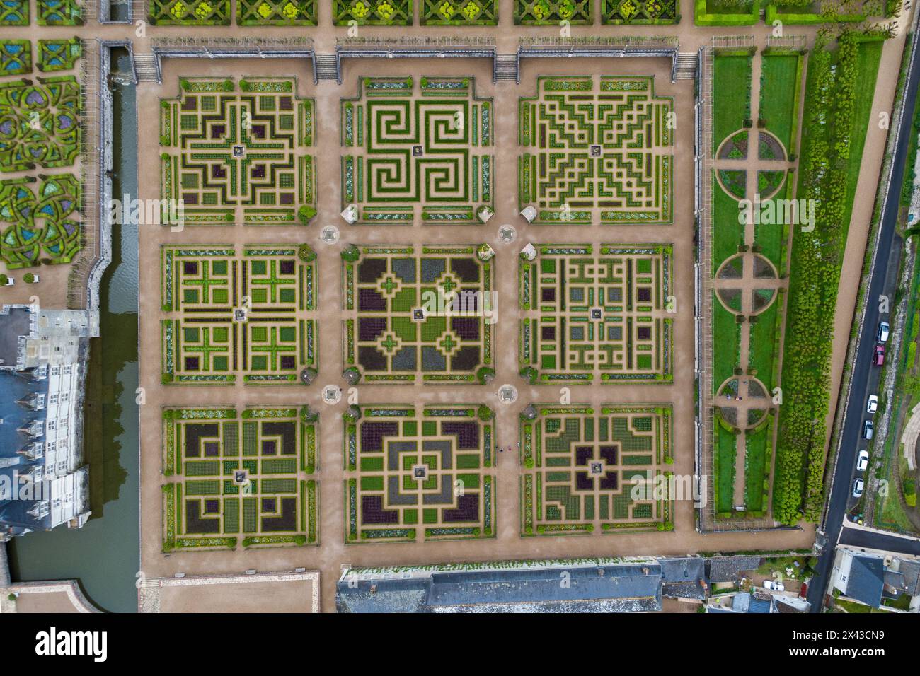 (240430) -- ORLÉANS, 30 avril 2024 (Xinhua) -- une photo prise par un drone aérien le 27 avril 2024 montre la vue d'un jardin du château de Villandry dans la vallée de la Loire, France. Les châteaux de la Loire font partie du patrimoine architectural des villes historiques d'Amboise, Angers, Blois, Chinon, Montsoreau, Orléans, Saumur, Tours le long de la Loire en France. Ils illustrent les idéaux Renaissance du design en France. (Xinhua/Meng Dingbo) Banque D'Images