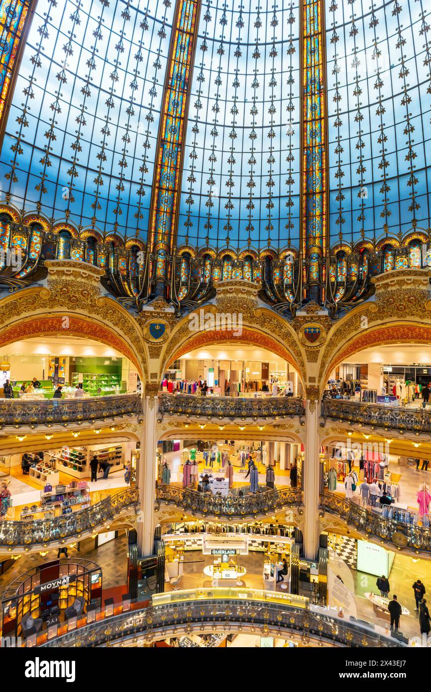 Dôme néo-byzantin (43 mètres) conçu par Ferdinand Chanut, Georges Chedanne. Les Galeries Lafayette Haussmann, le célèbre magasin situé sur le boulevard Banque D'Images