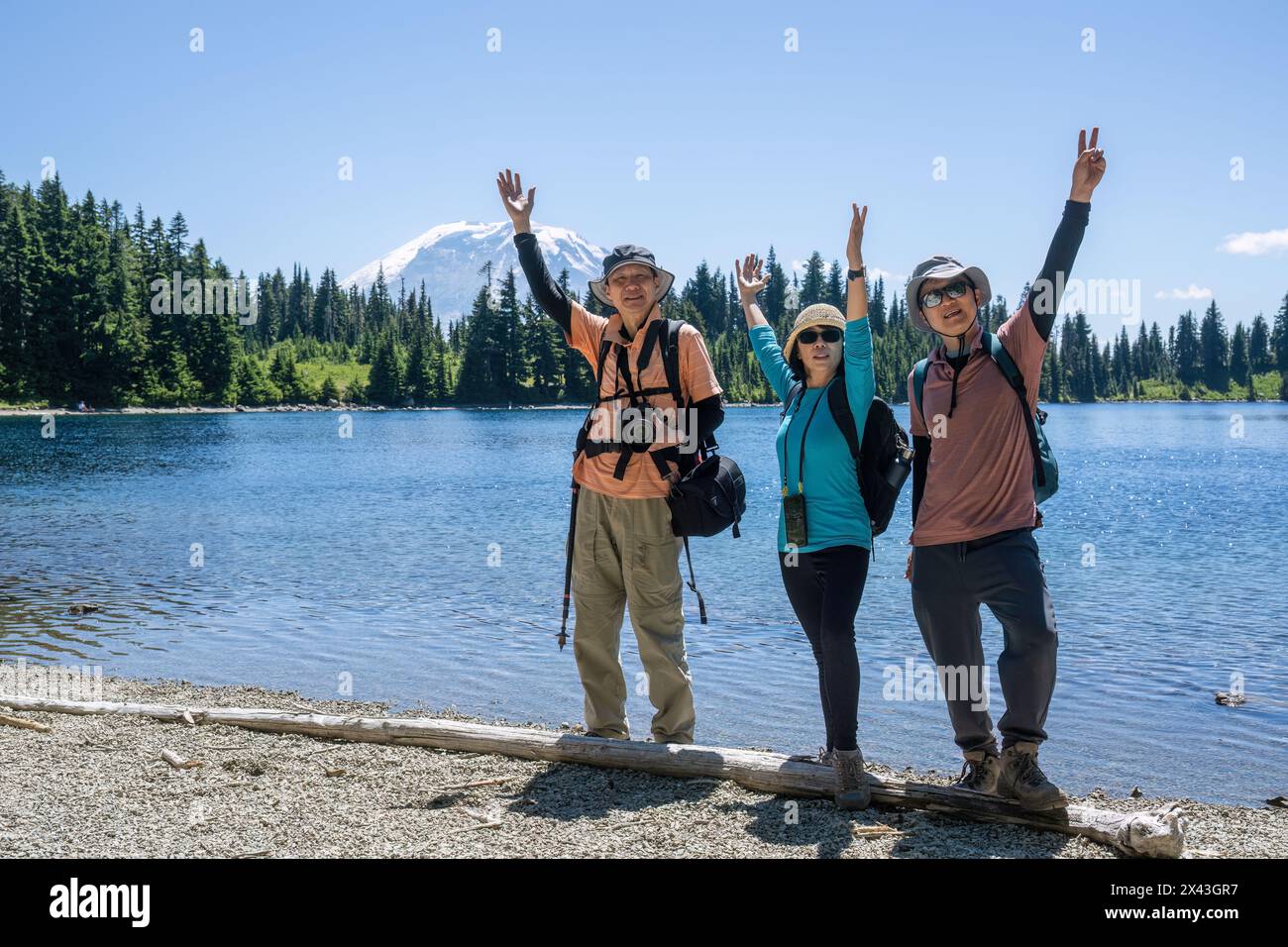 Touristes posant pour des photos près du lac Summit. Mont Rainier en arrière-plan. Parc national de Mount Rainier. Etat de Washington. Banque D'Images