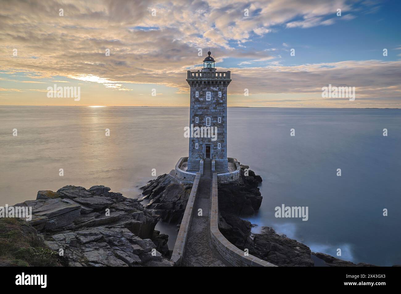 France, Bretagne, le Conquet. Coucher de soleil au phare de Kermorvan Banque D'Images