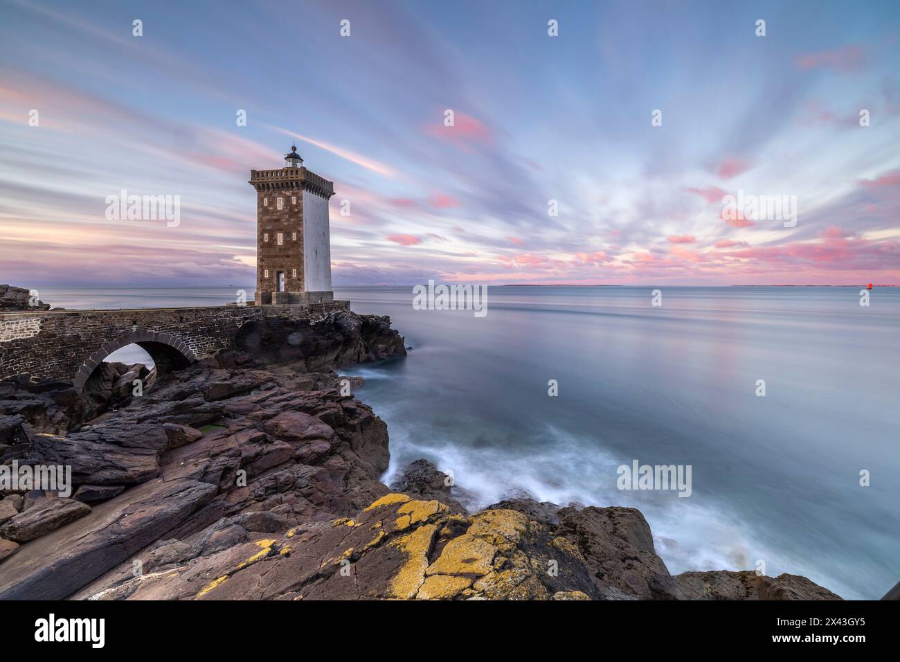 Europe, France, Bretagne, lever de soleil au phare de Kermorvan Banque D'Images
