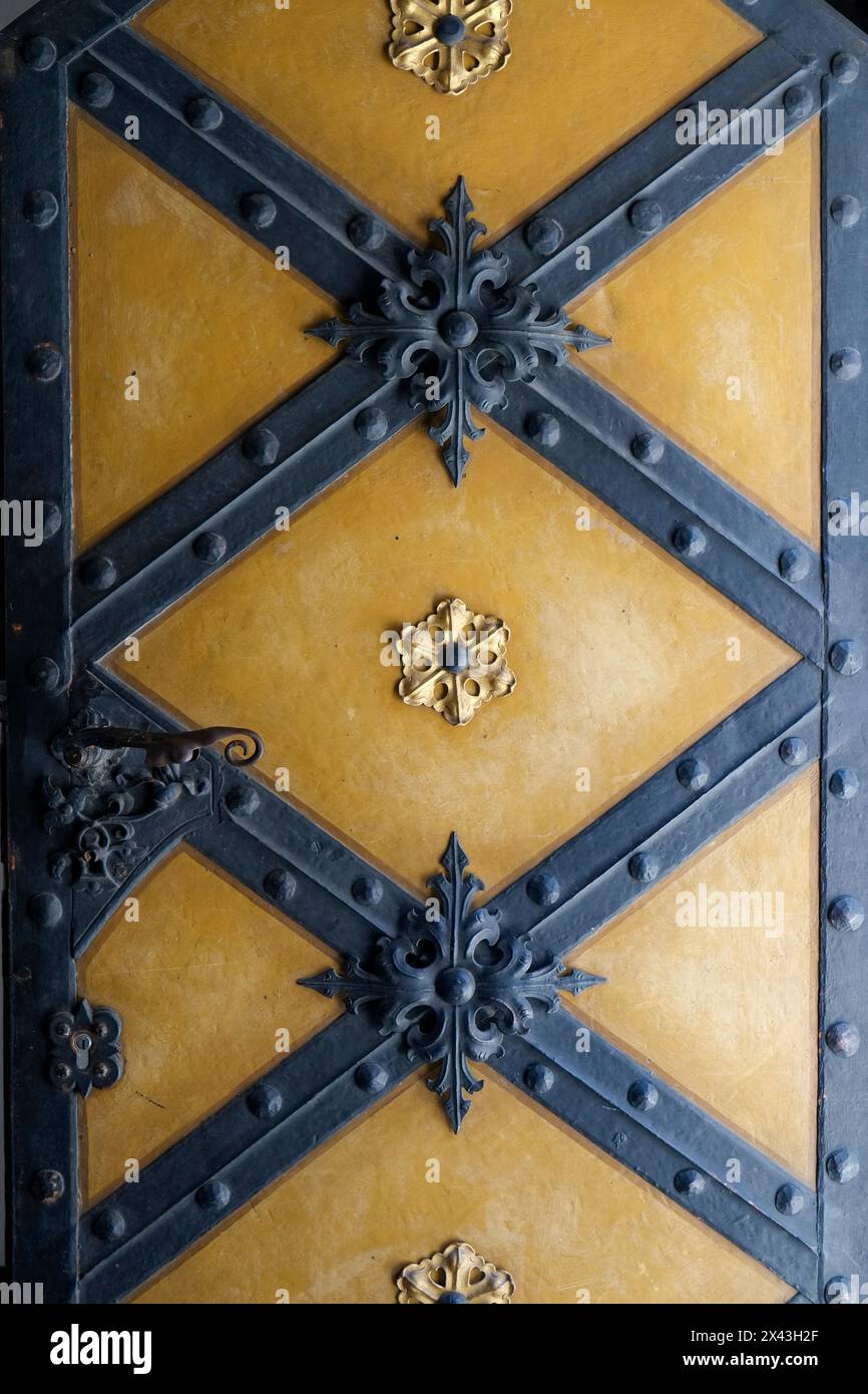 Munich, Allemagne. Porte médiévale en métal antique. Banque D'Images