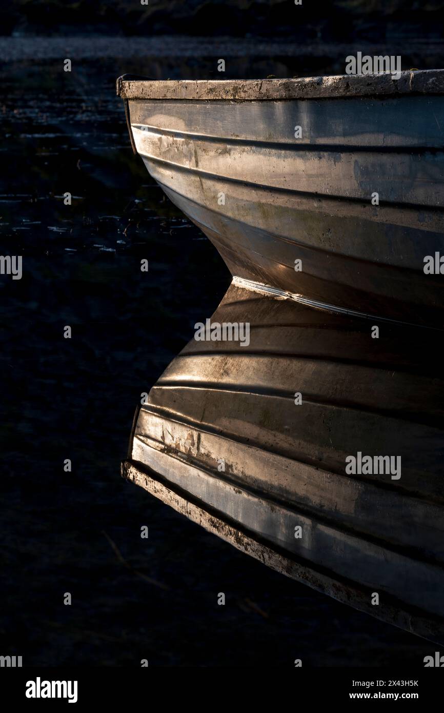 Irlande. Réflexion de bateau sur le lac Cummeenduff. Banque D'Images