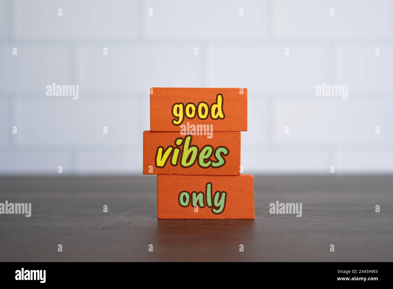 Cubes en bois avec texte BONNES VIBRATIONS UNIQUEMENT sur la table en bois. Banque D'Images