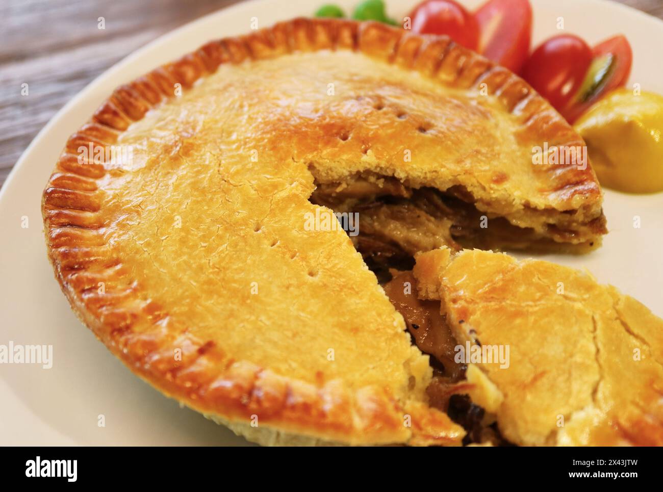 Gros plan sur une assiette blanche d'une tarte au bœuf fraîchement cuite Banque D'Images