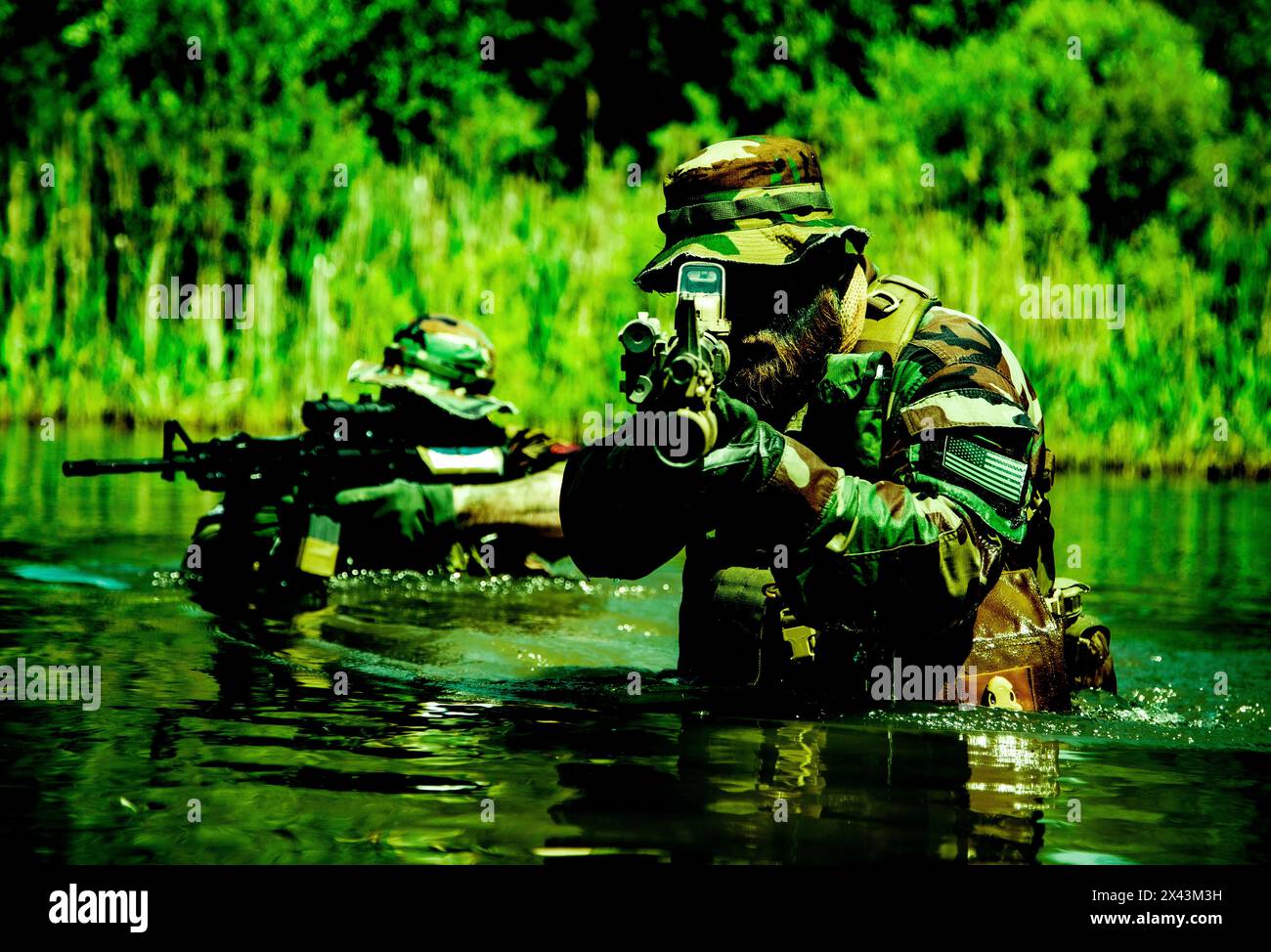 Les soldats se déplacent au cœur d'un marais, traversant des eaux marécageuses, la chaleur de la jungle tropicale, des conditions extrêmes d'opérations de combat tactiques dissimulées des forces spéciales Banque D'Images