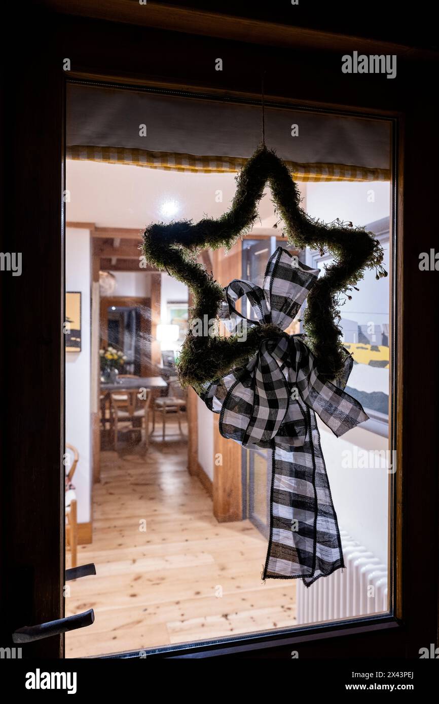 Décoration de Noël en forme d'étoile avec arc Vichy dans le Sussex de l'est, Angleterre du Sud-est, Royaume-Uni Banque D'Images