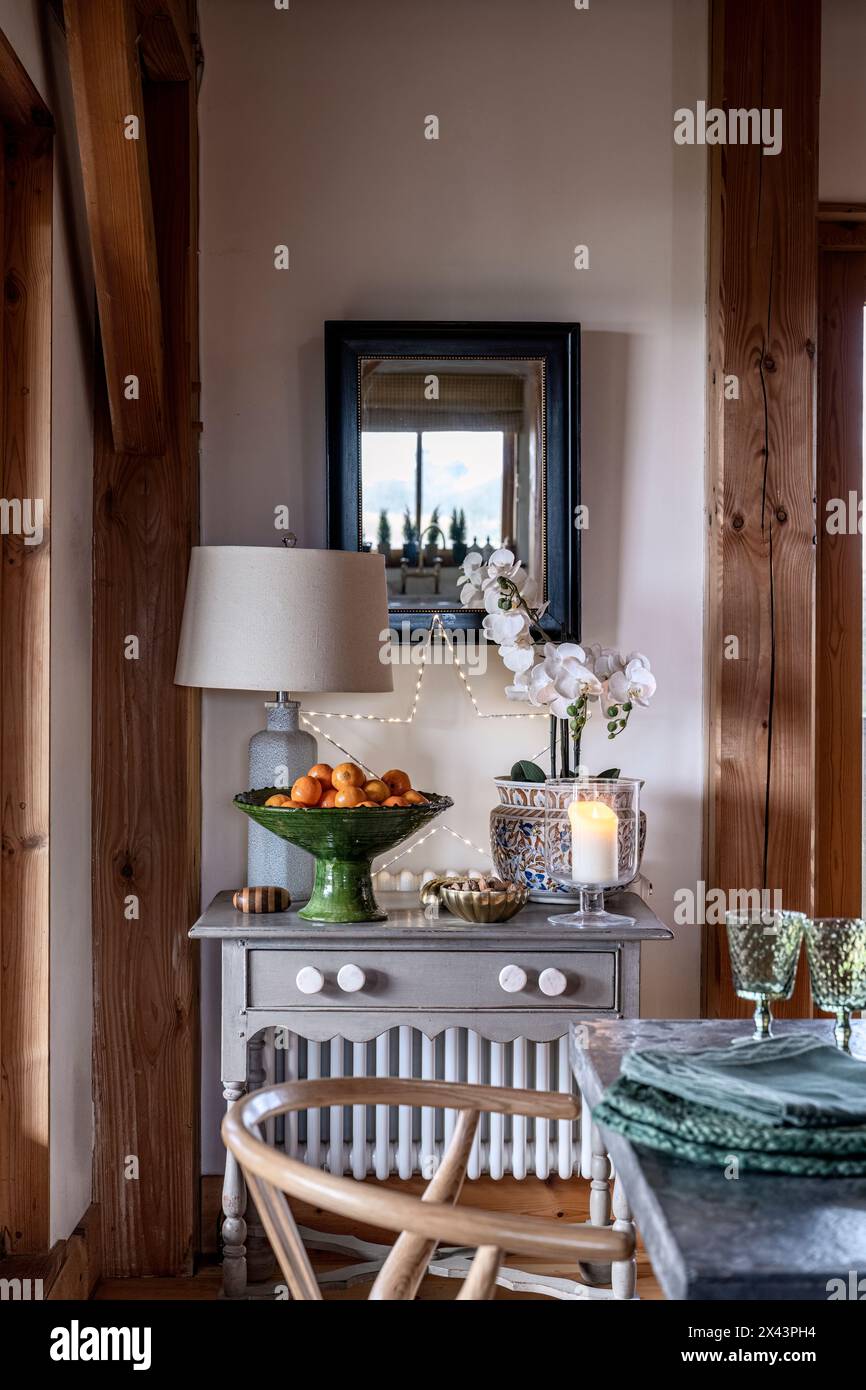 Orchidée et arc de fruits sur la table d'appoint dans la maison de l'est du Sussex, sud-est de l'Angleterre, Royaume-Uni Banque D'Images