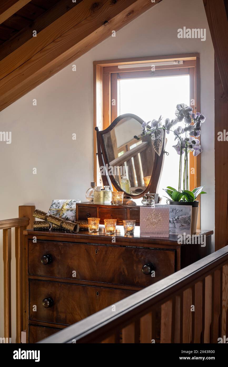 Coiffeuse avec orchidée et miroir dans la fenêtre de la maison East Sussex, South East England, Royaume-Uni Banque D'Images