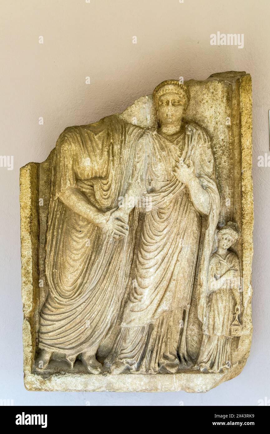 Pierre tombale romaine de la scène de séparation familiale, musée archéologique, parc archéologique Apollonia, Albanie 3ème siècle après JC Banque D'Images