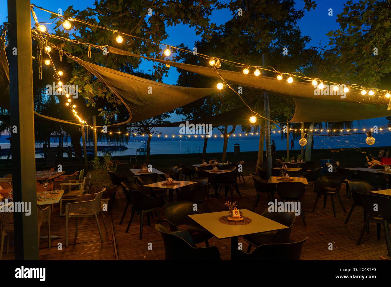 Tables de restaurant joliment décorées en plein air au lac Balaton à Balatonlelle . Banque D'Images