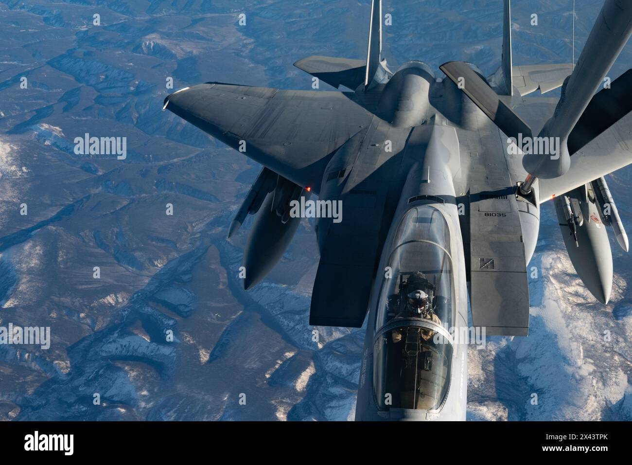 Un F-15 Eagle de l'US Air Force affecté au 44th Fighter Squadron, Kadena Air base, au Japon, est ravitaillé par un KC-135 Stratotanker affecté au 22nd A. Banque D'Images