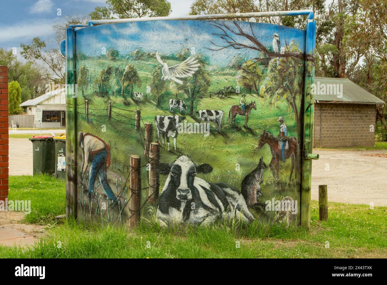 Art de réservoir d'eau de ferme laitière par Simon White, Bayles, Victoria, Australie Banque D'Images