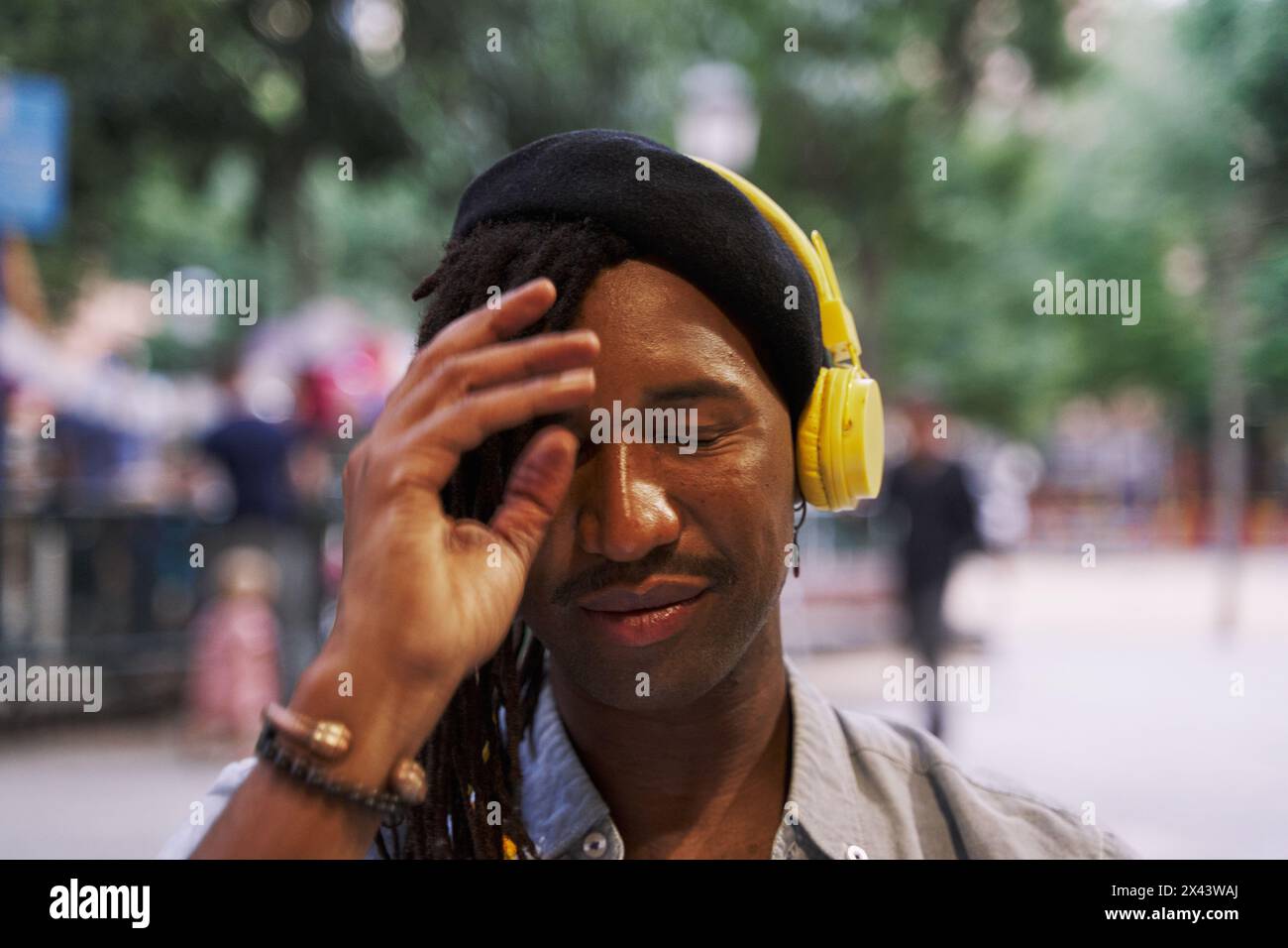 portrait d'un africain écoutant de la musique avec des écouteurs jaunes Banque D'Images