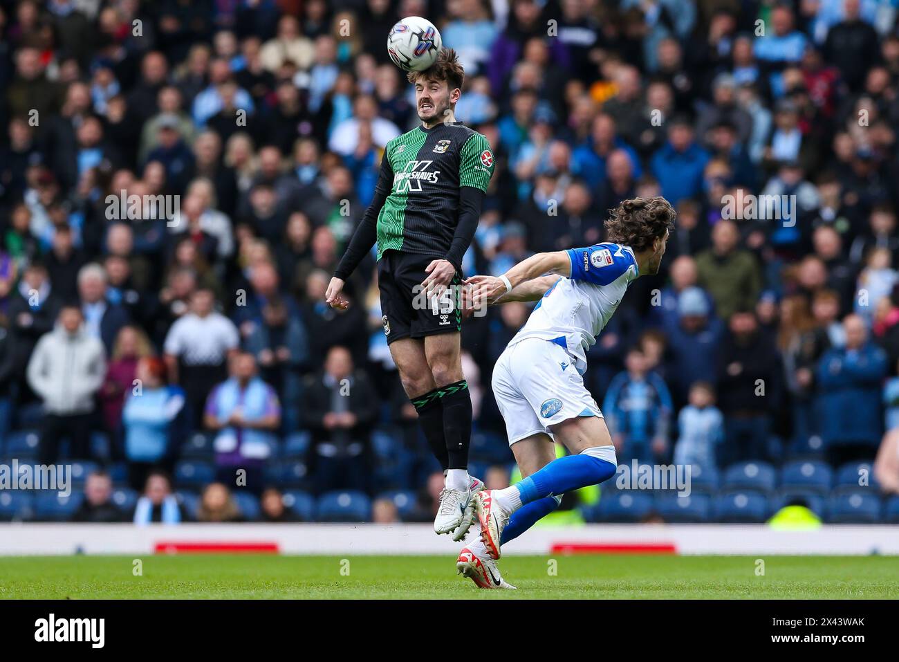 Liam Kitching de Coventry City (à gauche) est en tête du ballon lors du Sky Bet Championship match à Ewood Park, Blackburn. Date de la photo : samedi 27 avril 2024. Banque D'Images