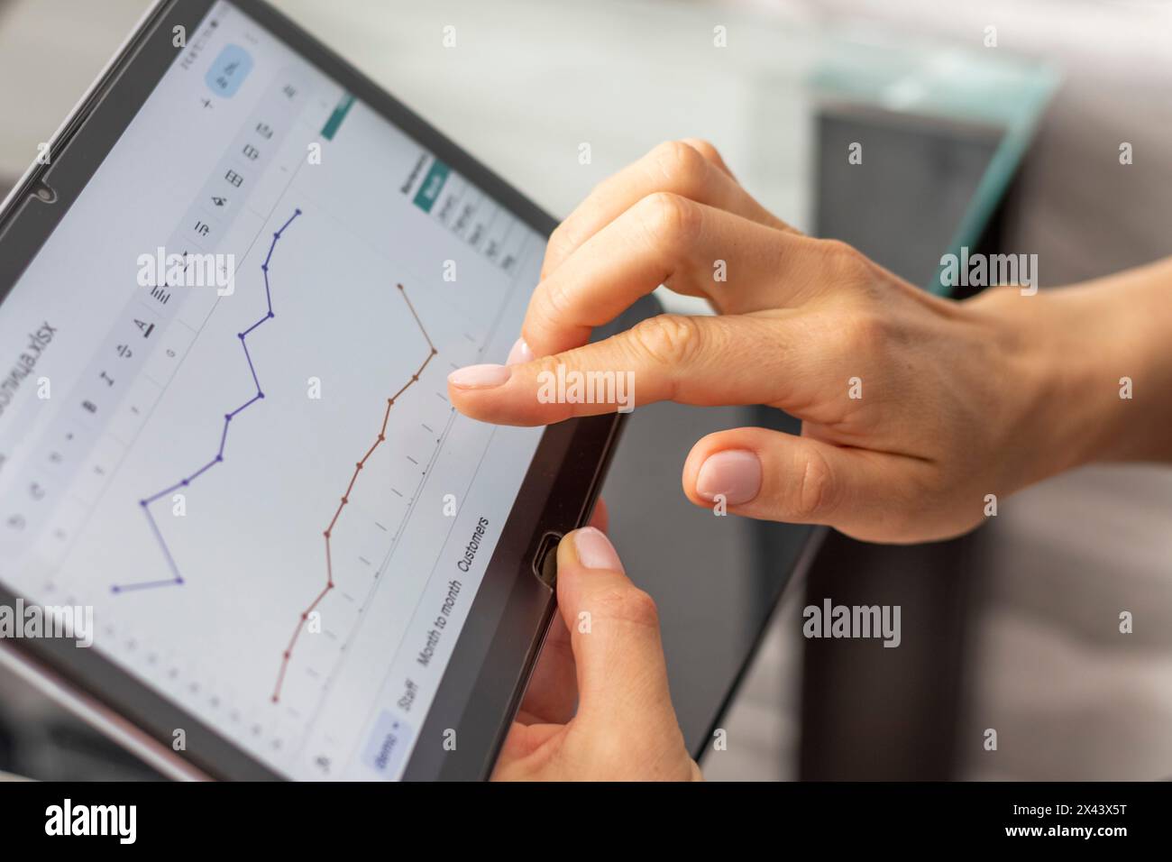 Gros plan de la femme avec de belles mains , en utilisant la tablette, étude du rapport de ventes hypothécaires Banque D'Images