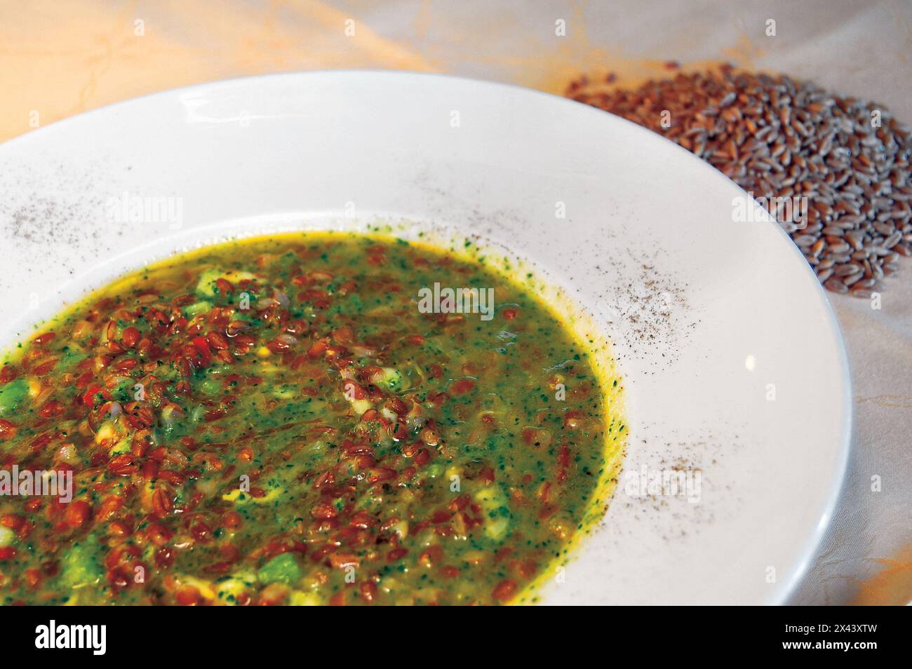 Gros plan de soupe épelée dans une assiette blanche. Banque D'Images