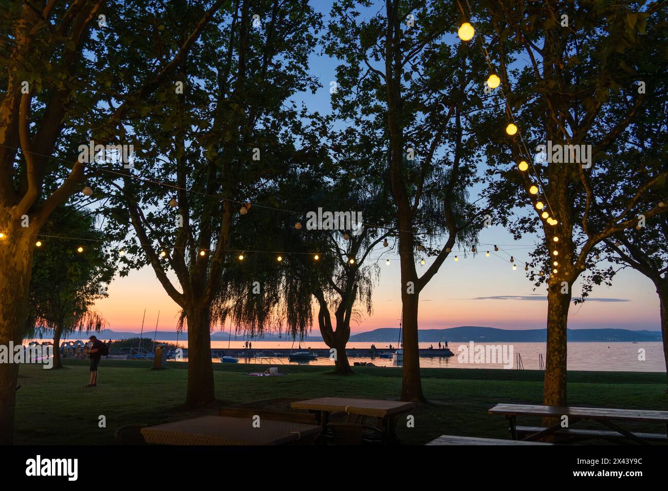 Tables de restaurant joliment décorées en plein air au lac Balaton à Balatonlelle . Banque D'Images