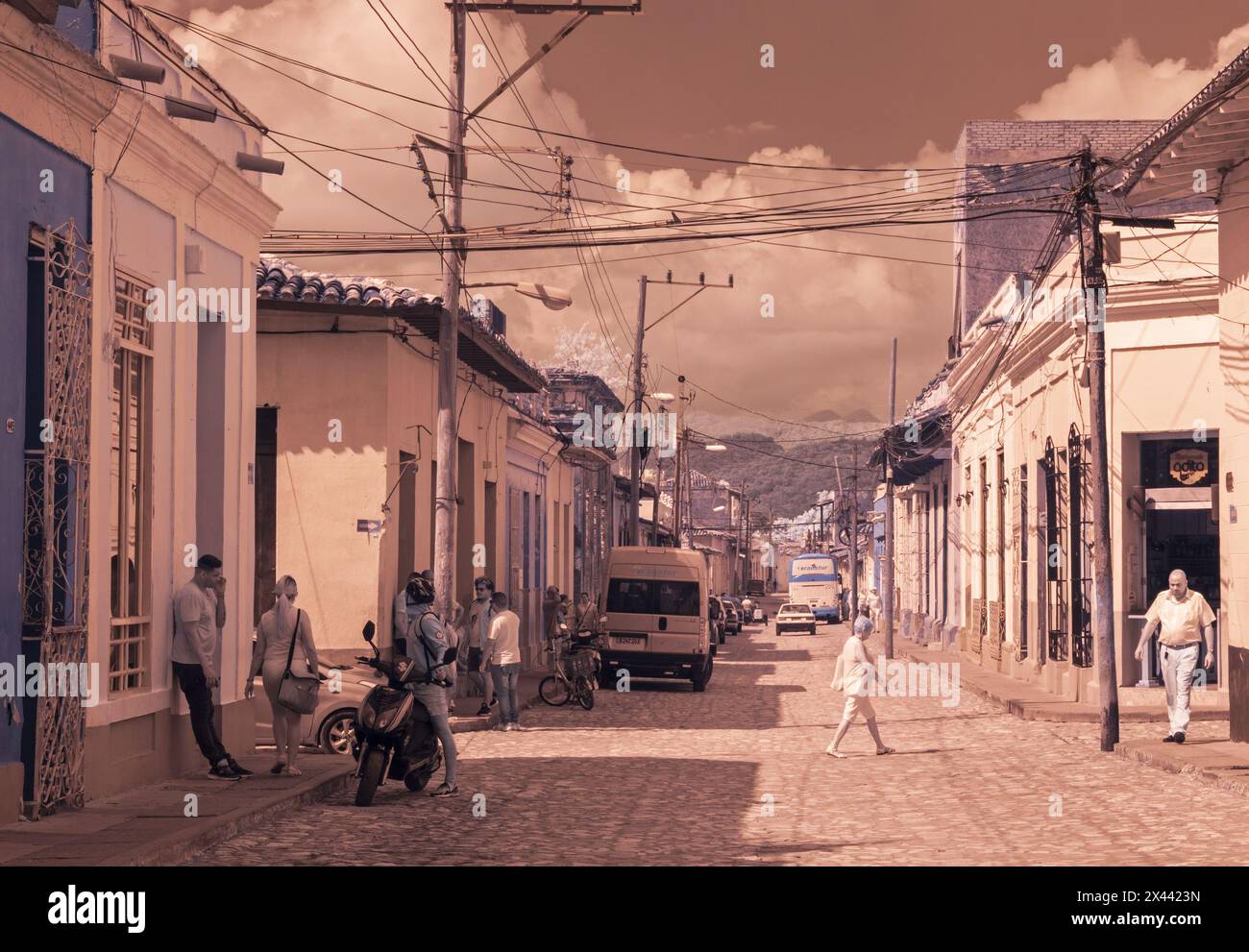 Une vue infrarouge le long de l'une des ruelles de la vieille ville de Trinidad, Cuba, montrant les rues pavées traditionnelles et les maisons aux couleurs pastel. Banque D'Images