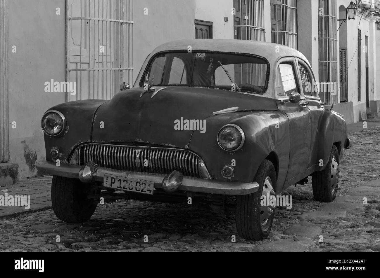 Une image infrarouge d'une ancienne voiture américaine restaurée dans les ruelles de la vieille ville, Trinidad, Cuba. Banque D'Images