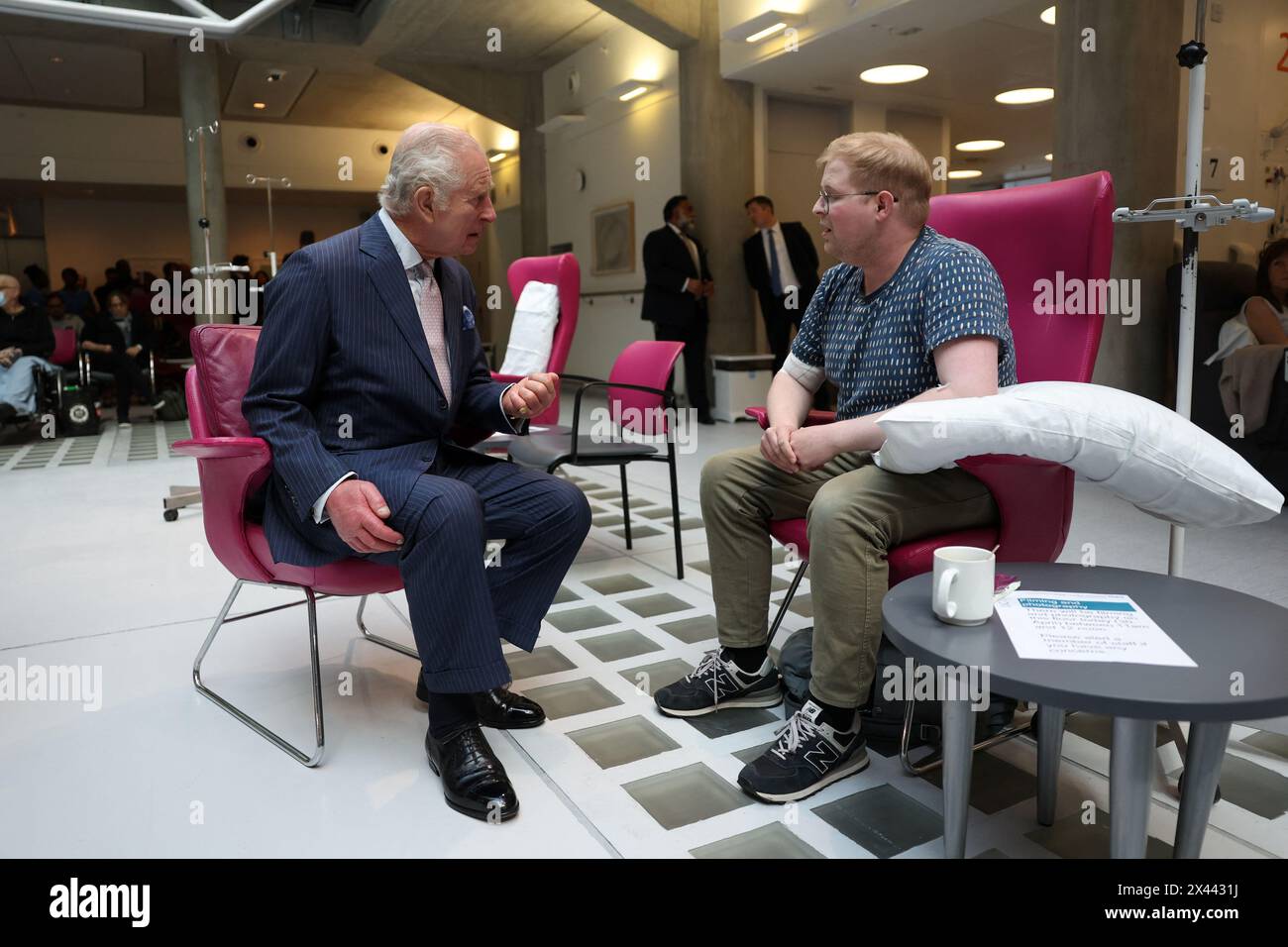 Le roi Charles III, patron de cancer Research UK et Macmillan cancer support, rencontre le patient Jasper Keech lors d'une visite au University College Hospital Macmillan cancer Centre, Londres, sensibiliser à l'importance du diagnostic précoce et mettre en évidence certaines des recherches innovantes qui se déroulent au centre. Date de la photo : mardi 30 avril 2024. Banque D'Images