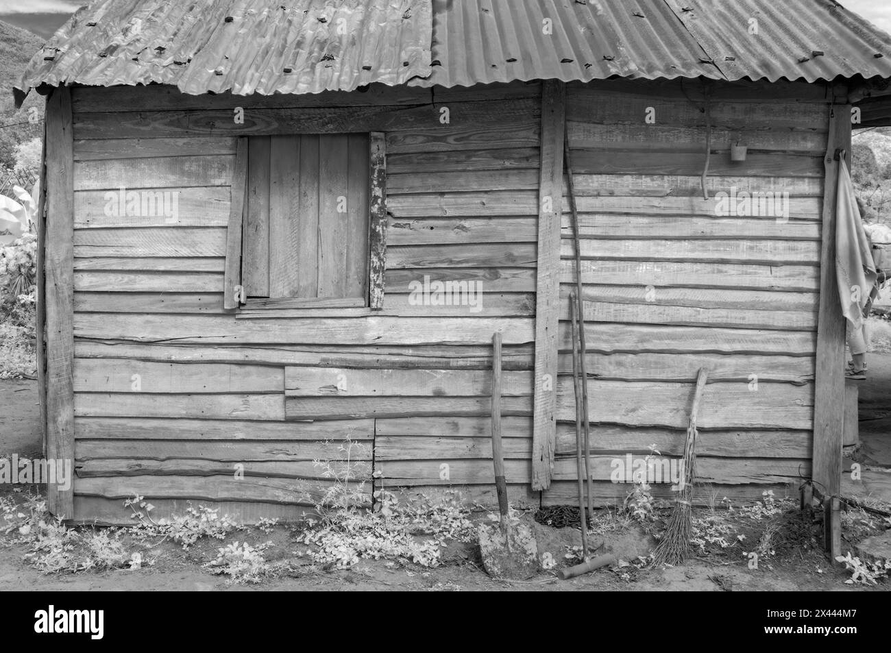 Une image infrarouge d'une ferme de base typique des bâtiments trouvés sur les petites plantations dans et autour de Vinales, Cuba Banque D'Images