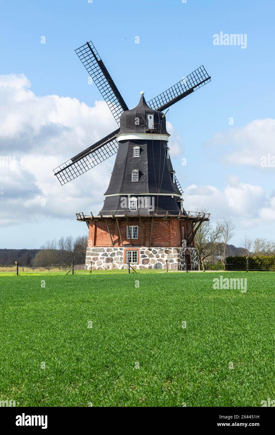 Moulin à vent de type néerlandais construit en 1864 à Krageholm, municipalité d'Ystad, Scania, Suède, Scandinavie Banque D'Images