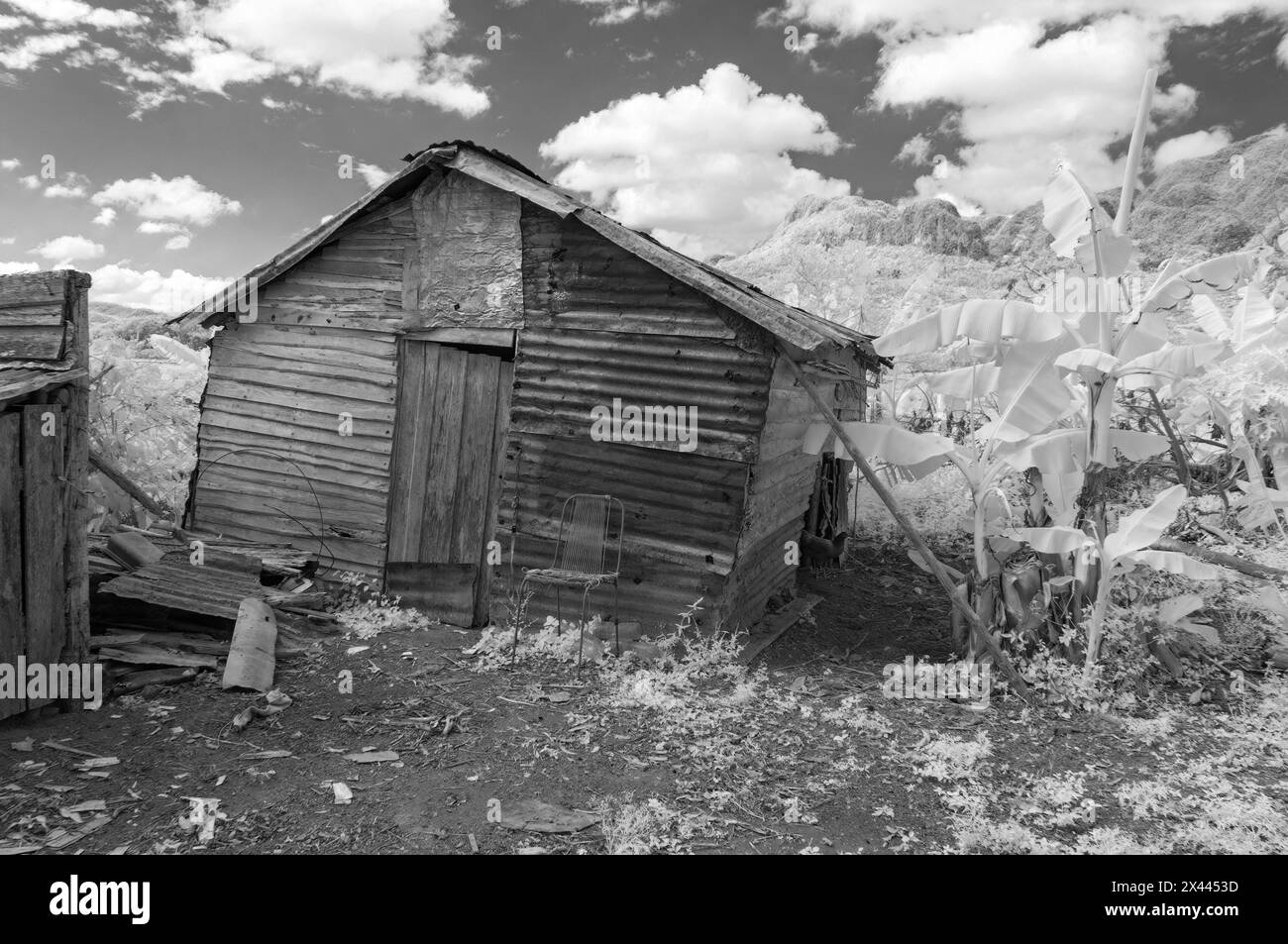 Une image infrarouge d'une ferme de base typique des bâtiments trouvés sur les petites plantations dans et autour de Vinales, Cuba Banque D'Images