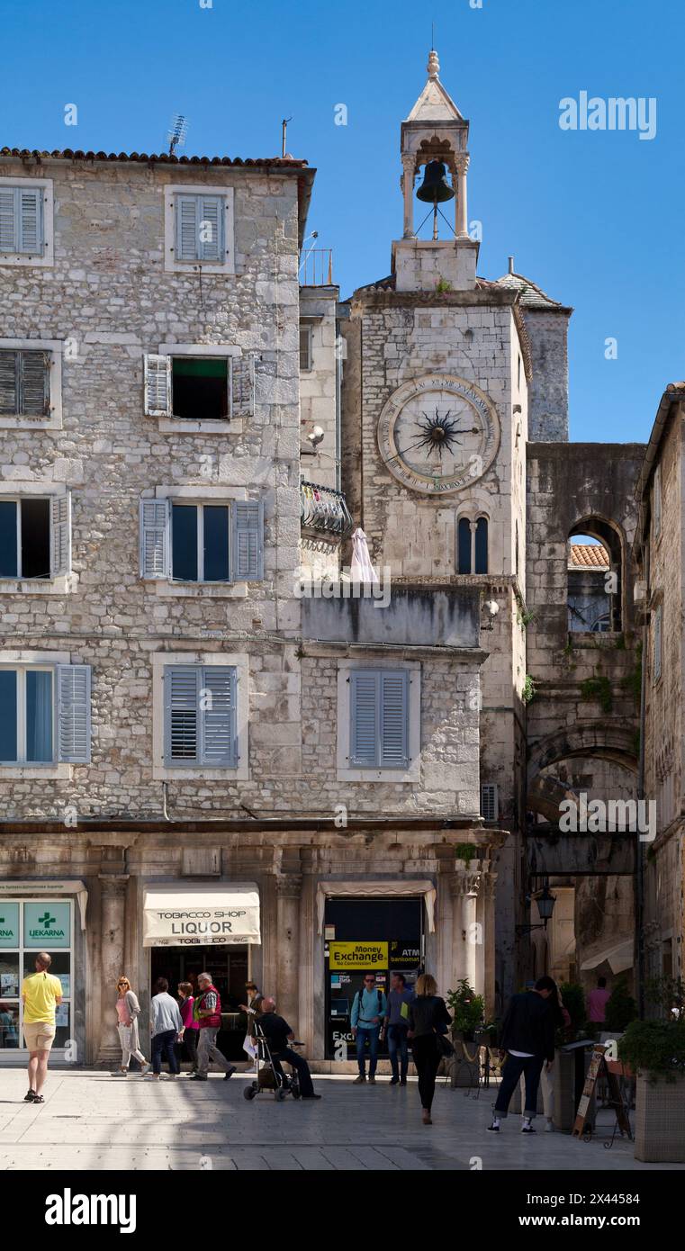 Split, Croatie - 16 avril 2019 : le clocher sous l'horloge (croate : Zvonik Ispod URE) à côté de la porte de fer (croate : Željezna vrata). Banque D'Images