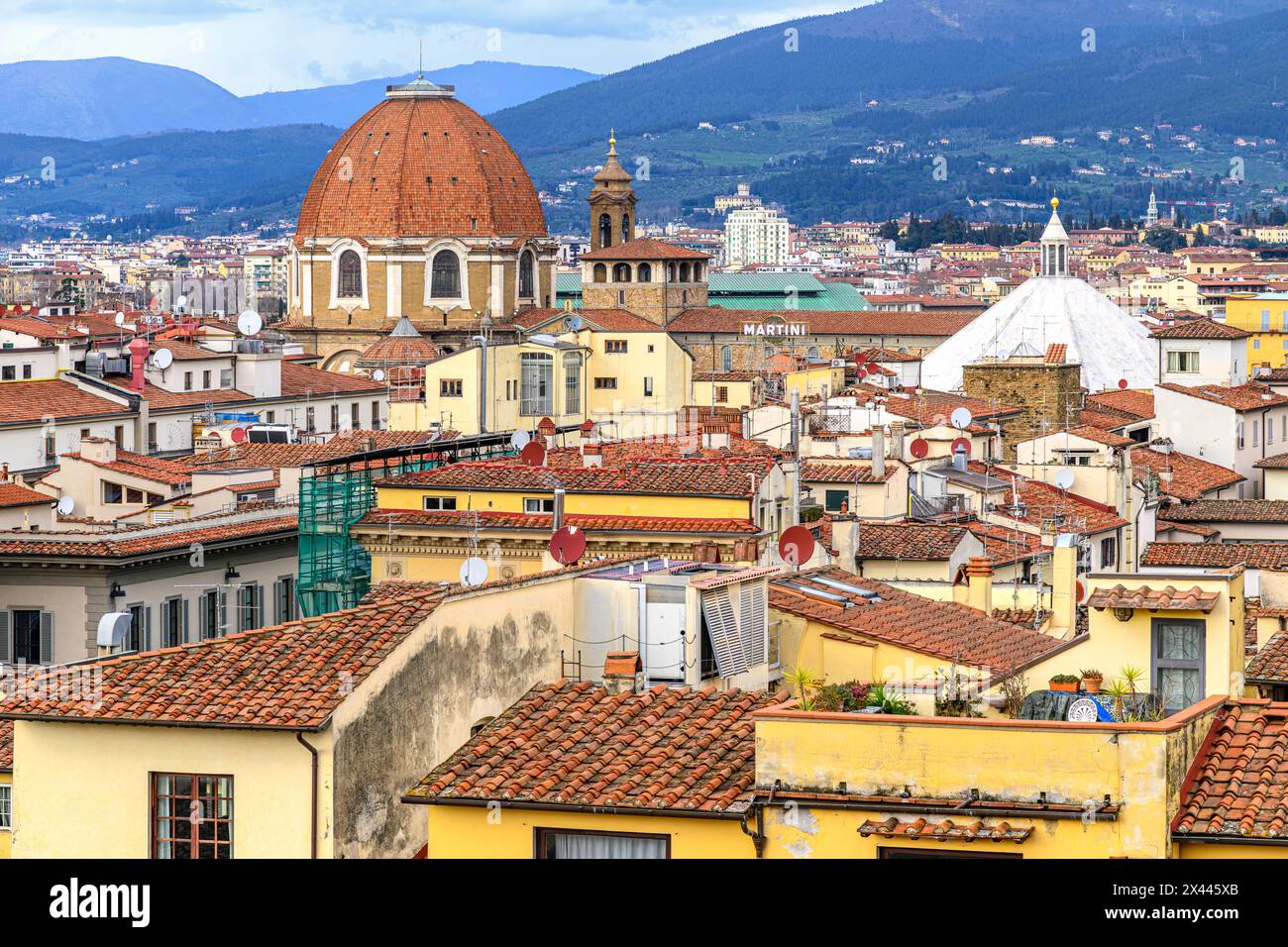 Le dôme de Basilica di San Lorenzo et une publicité juxtaposée Martini dans ce paysage urbain sur les toits de Florence, en Italie. Banque D'Images