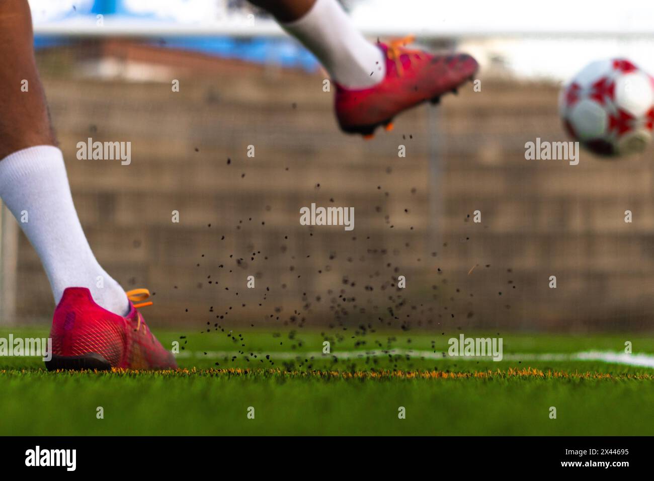 Pieds du joueur avec la balle marquant un but. Joueur de football sur le terrain en cours d'exécution avec le ballon. Pieds de joueur de football courir avec le ballon devant Banque D'Images
