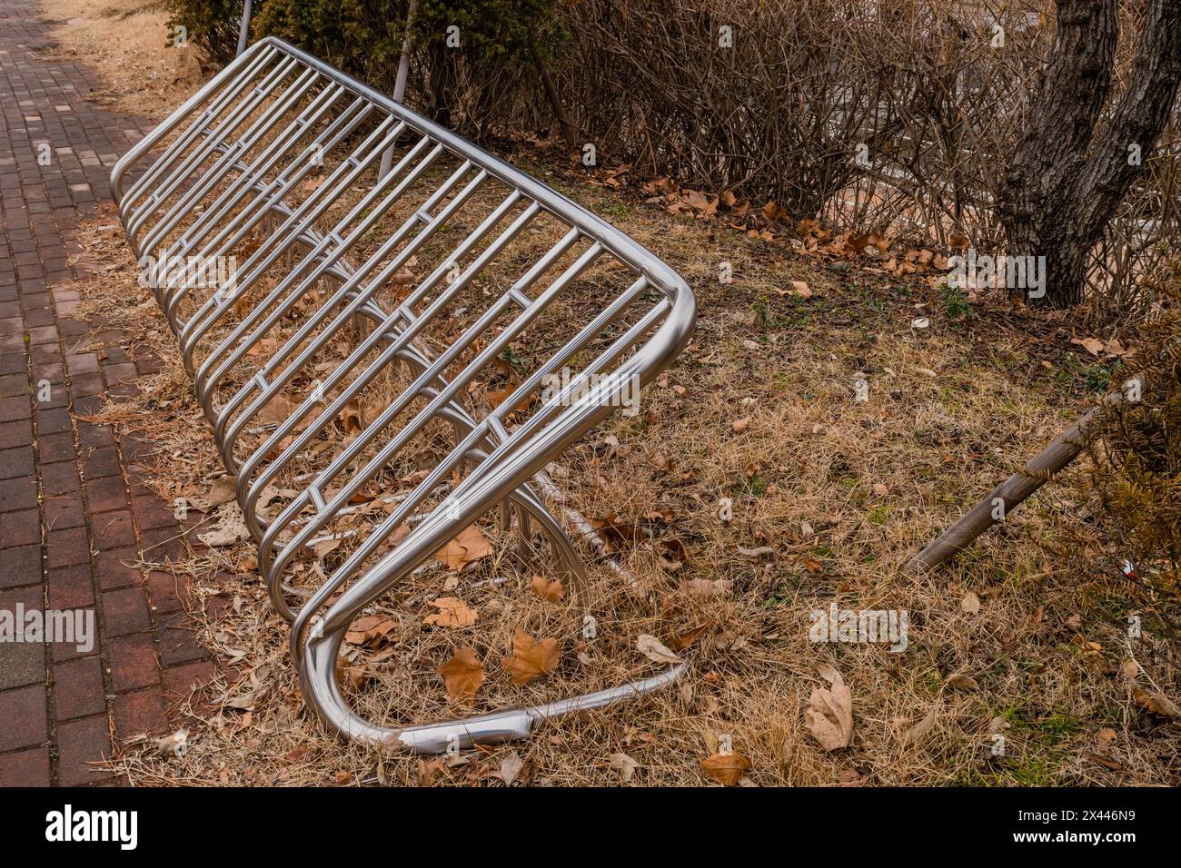 Porte-vélos public vide en acier inoxydable à côté du trottoir en briques rouges en Corée du Sud Banque D'Images