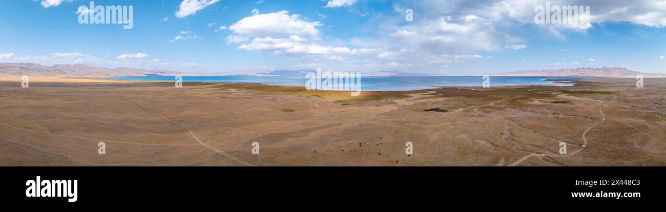 Vue aérienne, vaste paysage vide au lac de montagne Song Kul en automne, Moldo Too montagnes, région de Naryn, Kirghizistan Banque D'Images Vue aérienne, vaste paysage vide au lac de montagne Song Kul en automne, Moldo Too montagnes, région de Naryn, Kirghizistan Banque D'Images