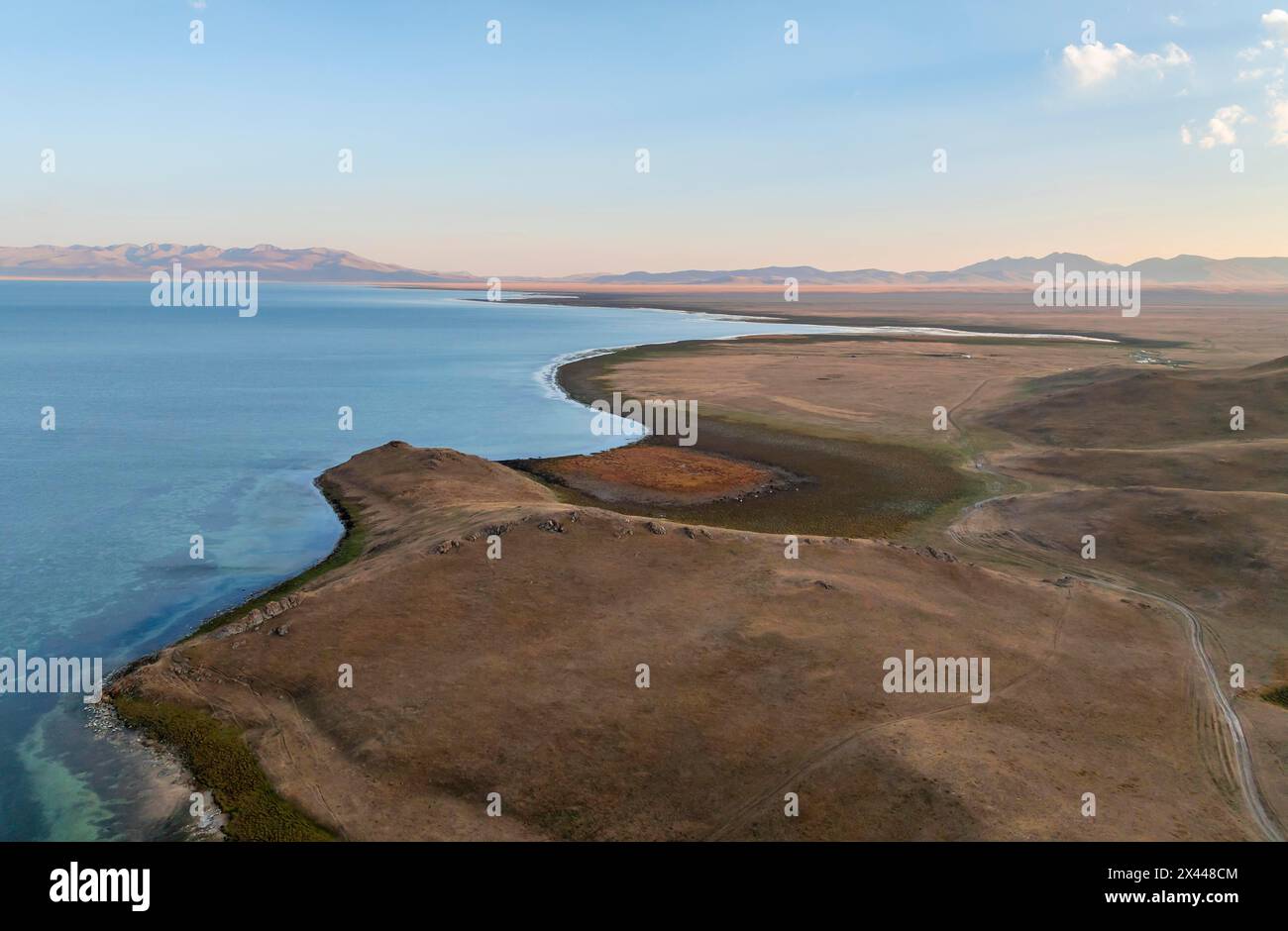 Vue aérienne, vaste paysage vide au lac de montagne Song Kul, Moldo Too montagnes, région de Naryn, Kirghizistan Banque D'Images Vue aérienne, vaste paysage vide au lac de montagne Song Kul, Moldo Too montagnes, région de Naryn, Kirghizistan Banque D'Images