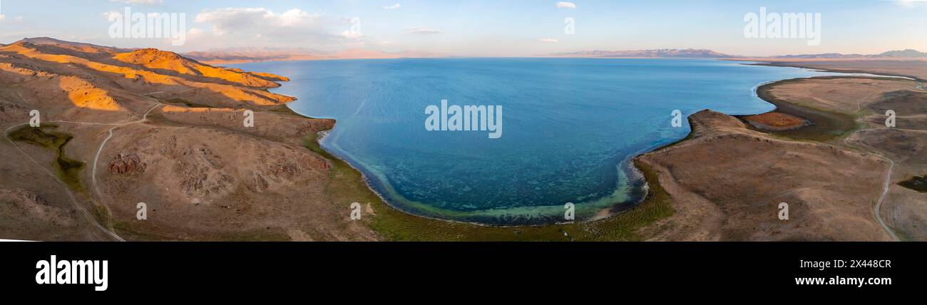Vue aérienne, vaste paysage vide au lac de montagne Song Kul, Moldo Too montagnes, région de Naryn, Kirghizistan Banque D'Images Vue aérienne, vaste paysage vide au lac de montagne Song Kul, Moldo Too montagnes, région de Naryn, Kirghizistan Banque D'Images