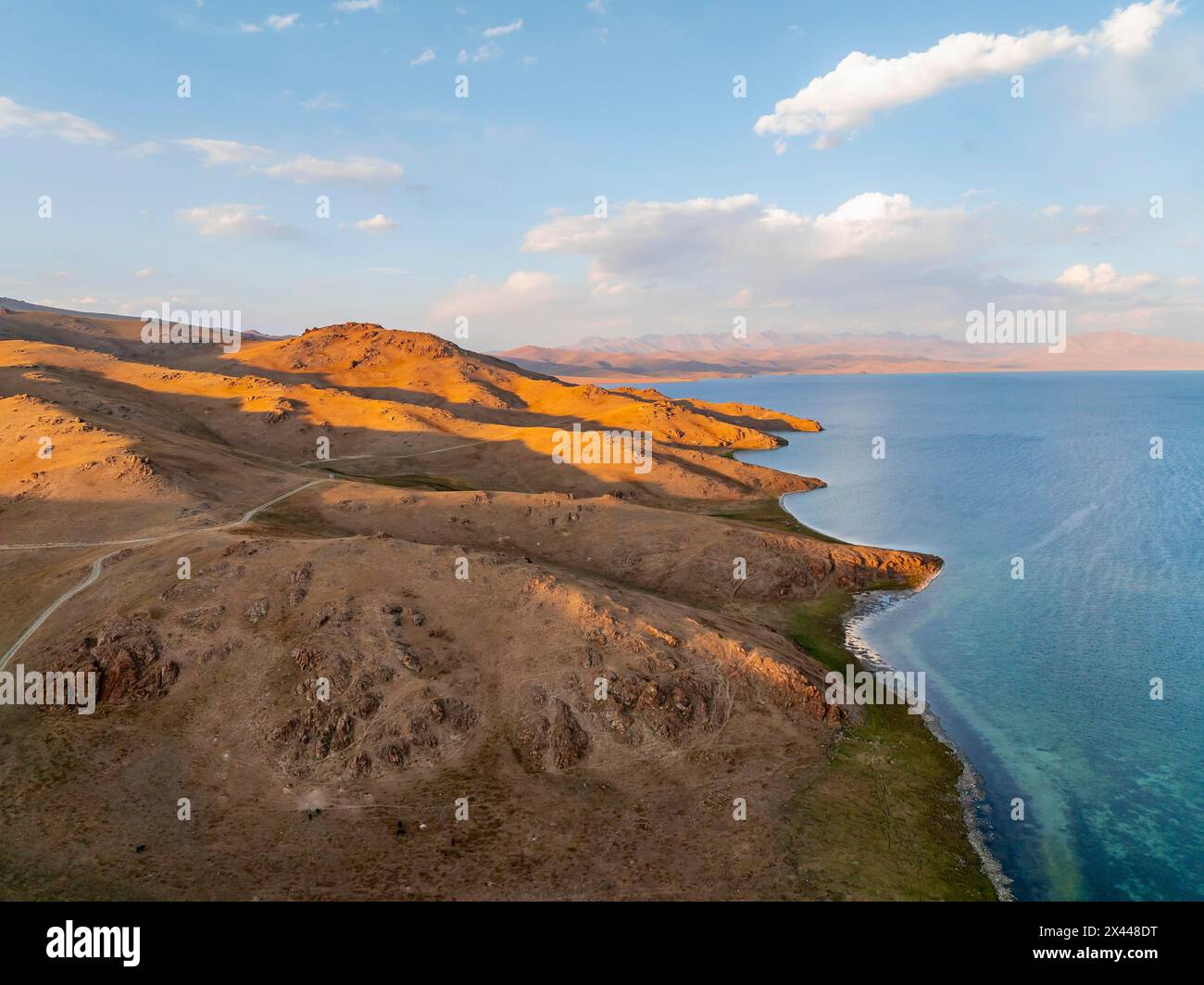 Vue aérienne, vaste paysage vide au lac de montagne Song Kul, Moldo Too montagnes, région de Naryn, Kirghizistan Banque D'Images Vue aérienne, vaste paysage vide au lac de montagne Song Kul, Moldo Too montagnes, région de Naryn, Kirghizistan Banque D'Images