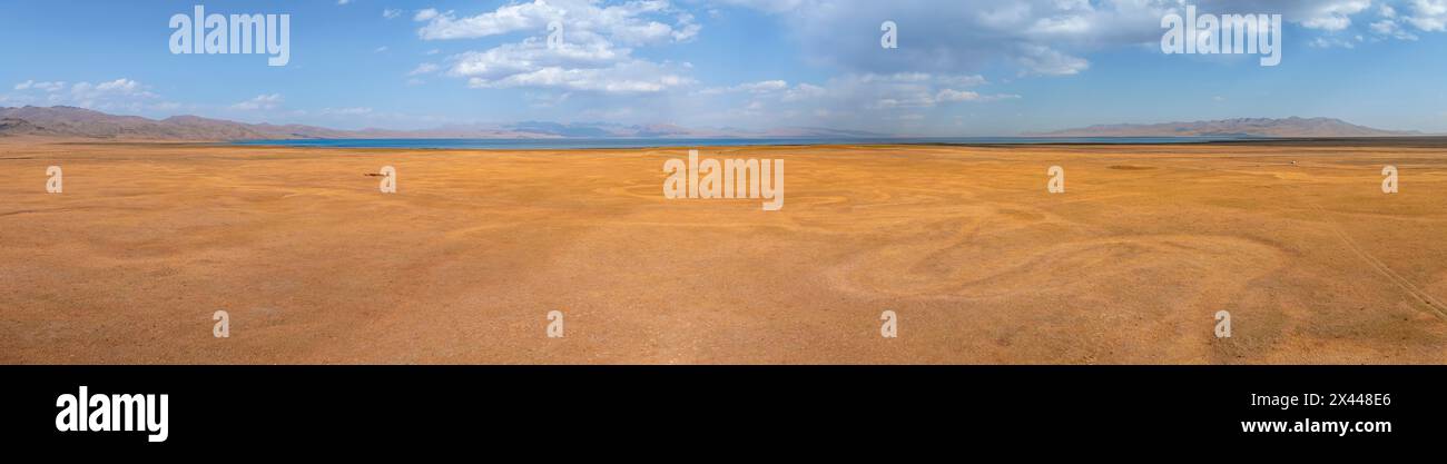Vue aérienne, vaste paysage vide au lac de montagne Song Kul en automne, Moldo Too montagnes, région de Naryn, Kirghizistan Banque D'Images Vue aérienne, vaste paysage vide au lac de montagne Song Kul en automne, Moldo Too montagnes, région de Naryn, Kirghizistan Banque D'Images