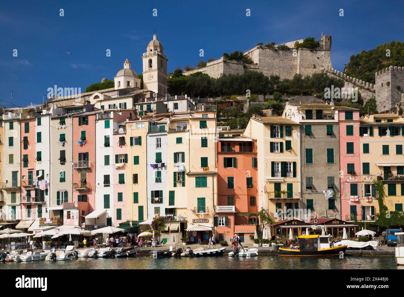 Port avec bateaux de pêche et façades colorées d'immeubles d'appartements à Portovenere, province de la Spezia, Italie Banque D'Images