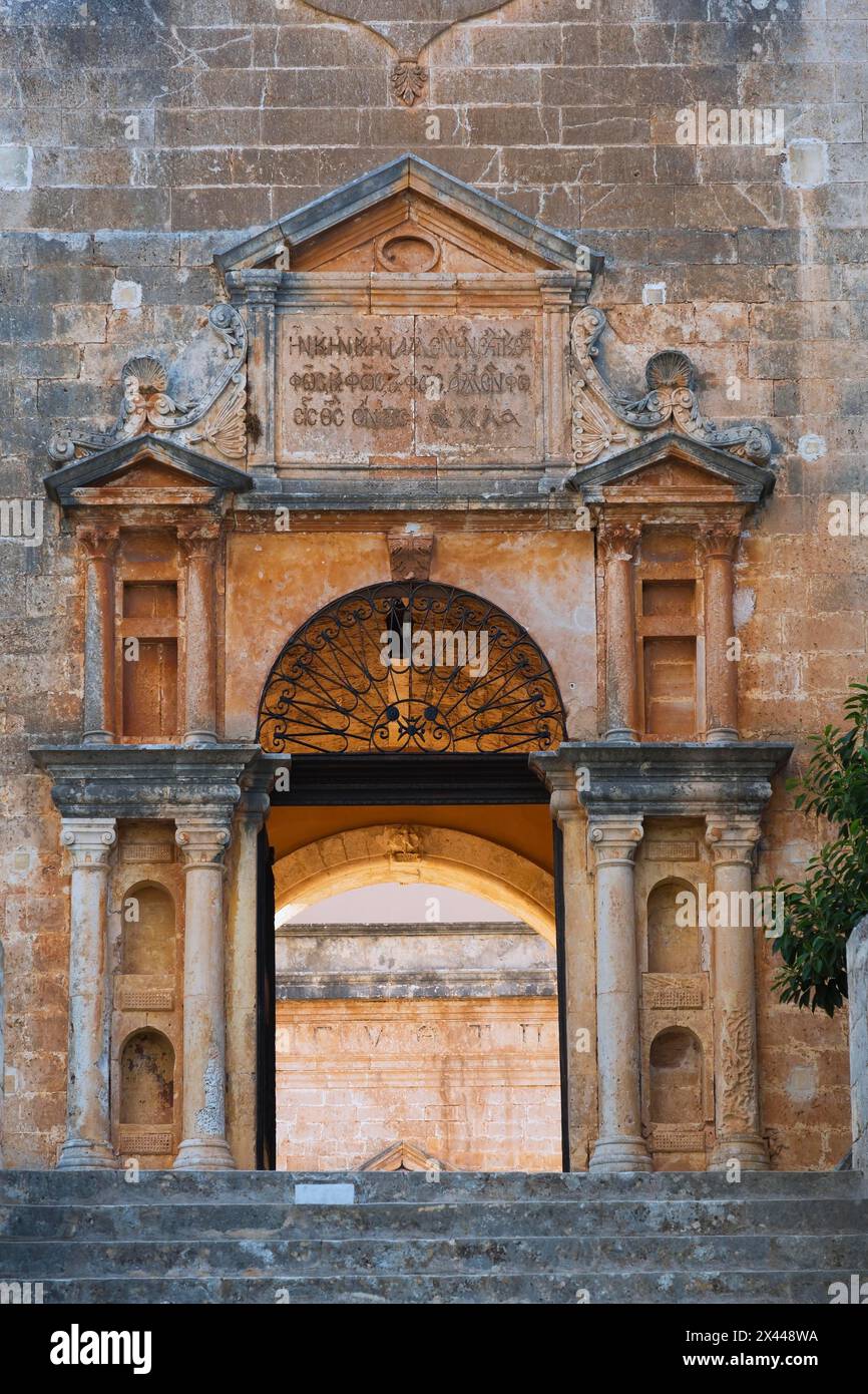 Marches en pierre et entrée voûtée avec colonnes doriques au monastère de la Sainte Trinité (Agia Triada), péninsule d'Akrotiri, région de la Canée, île de Crète, Grèce Banque D'Images