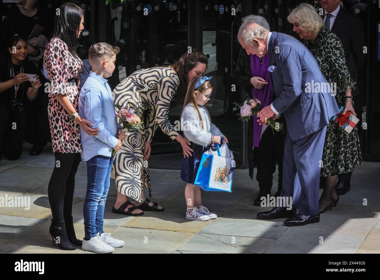 Londres, Royaume-Uni. 30 avril 2024. Le roi Charles et la reine Camilla visitent le Centre de cancérologie UCH Macmillan à Londres. C'est le premier engagement public dans une démarche du roi pour retourner au service public après son diagnostic de cancer. Crédit : Imageplotter/Alamy Live News Banque D'Images