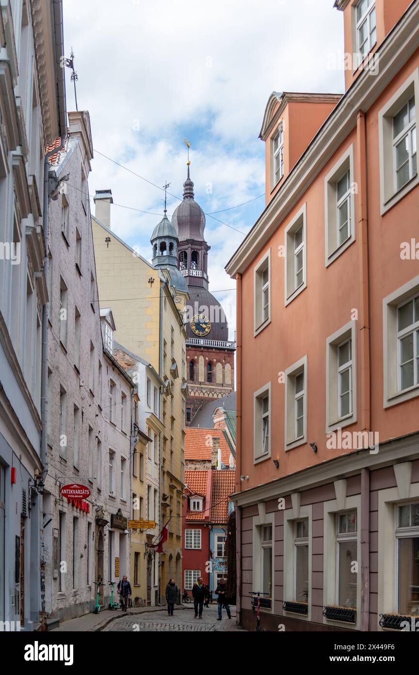 Rue dans la vieille ville de Riga, Riga, Lettonie Banque D'Images