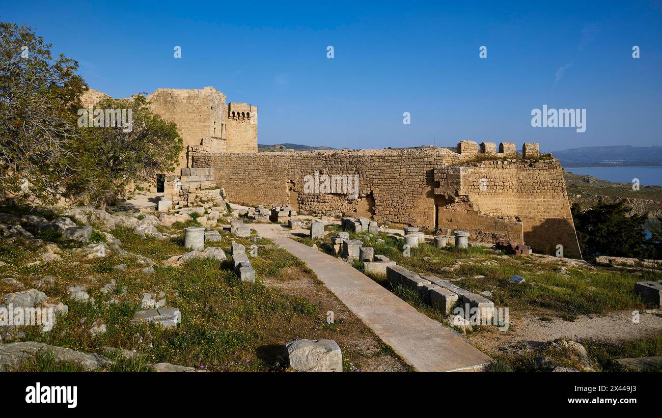 Une vieille forteresse en pierre avec un chemin de pierre, la mer et le ciel en arrière-plan, la forteresse Saint-Jean, Lindos, Rhodes, Dodécanèse, îles grecques, Grèce Banque D'Images